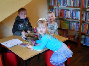 Die Mal- und Spielecke für die Kleinen in der Gemeindebücherei Eckfeld