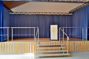 Bühne des Gemeindesaals